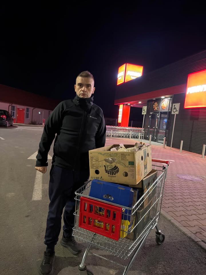 Bătrânul care târăște lemne cu capul sus