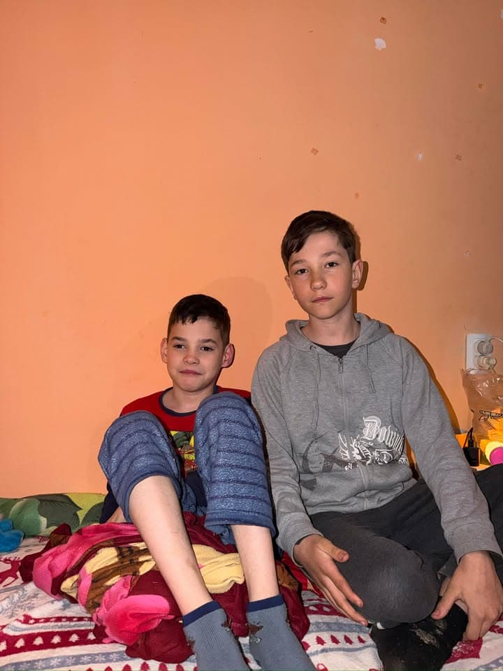 Doi copii și o mamă, luând-o de la capăt